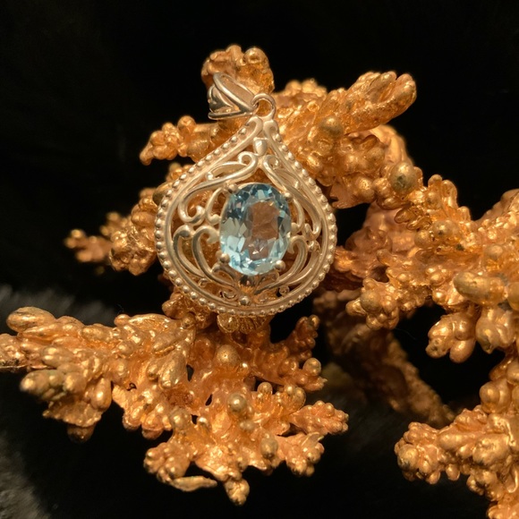 Beautiful Pendant w/Blue CZ - Picture 3 of 3